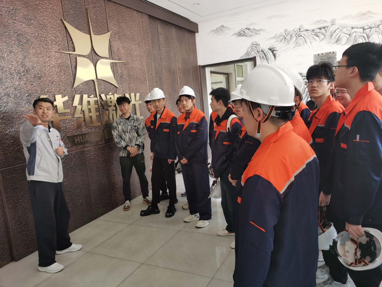A Shenyangi Műszaki Egyetem tanárainak és tanulói meglátogatták a Huawei Laser Equipment Manufacturing Co., Ltd.
