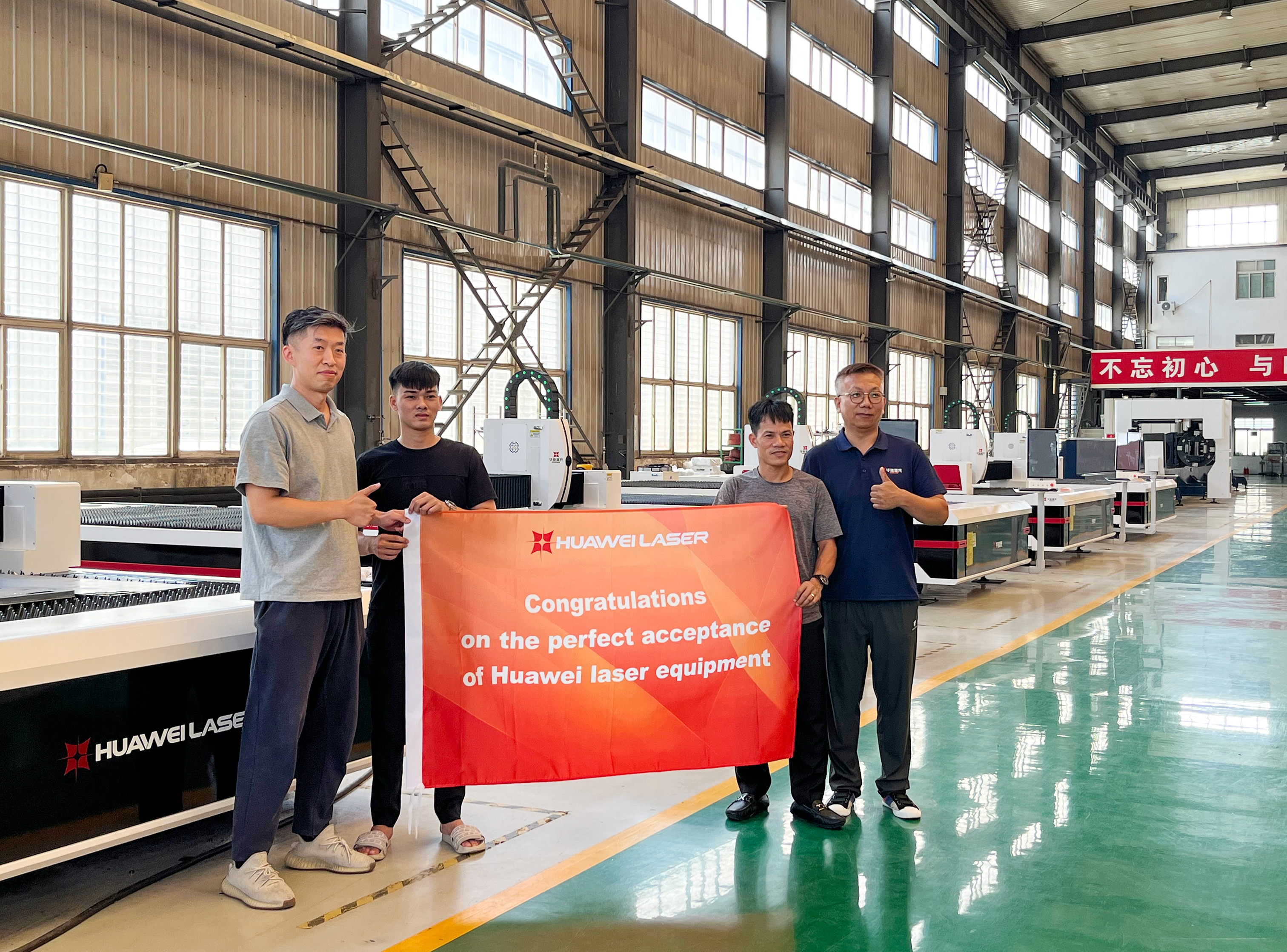 A 6000W 6020 lézeres vágó sikeres kézbesítése Vietnamba